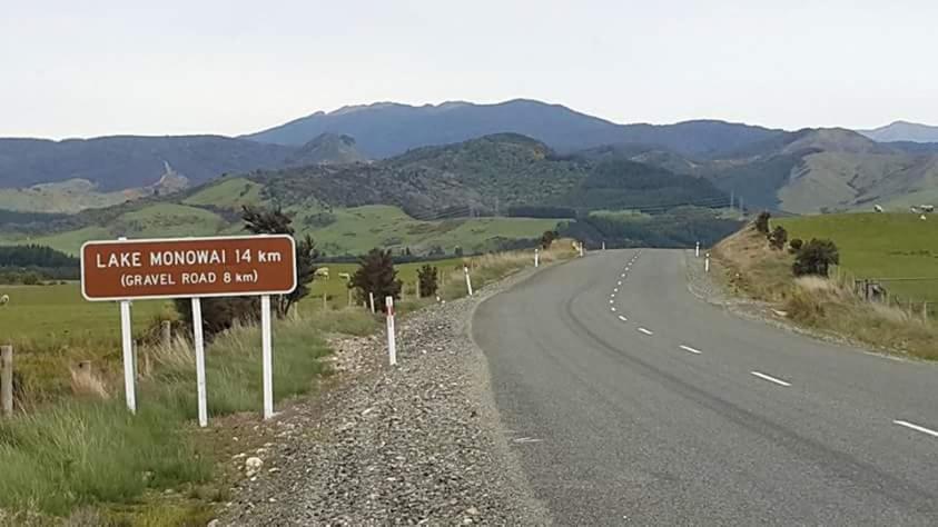 Mountains Edge Cabins Monowai Luaran gambar